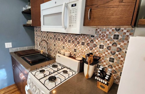 Elysian Heights Apartamento | Bright Urban Apartment + Large Patio