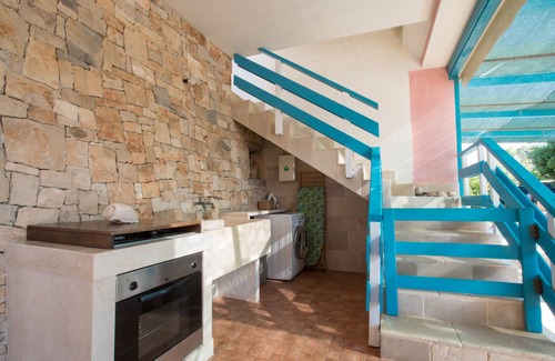 Torre Suda Villa | Villa luminosa con piscina rodeada de vegetación cerca del mar.