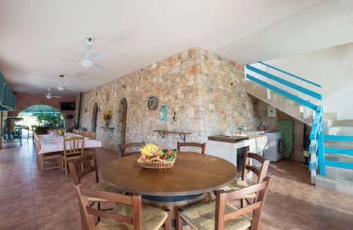 Torre Suda Villa | Villa luminosa con piscina rodeada de vegetación cerca del mar.