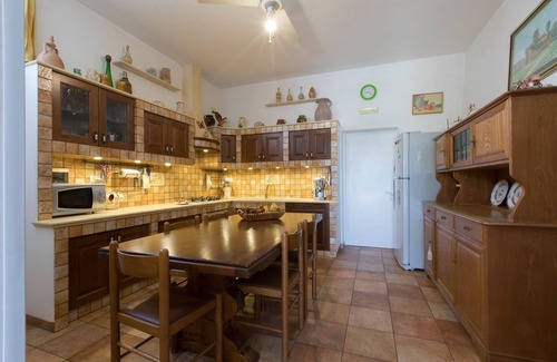 Torre Suda Villa | Villa luminosa con piscina rodeada de vegetación cerca del mar.