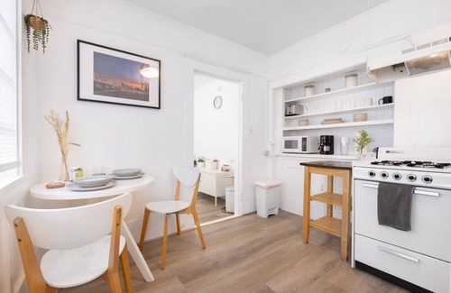 Adams Point Apartamento | Bright Vintage Oakland Studio