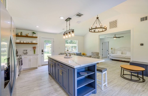 Simonton Cabaña | Bright Wallis Cottage w/ Pergola & Grill!