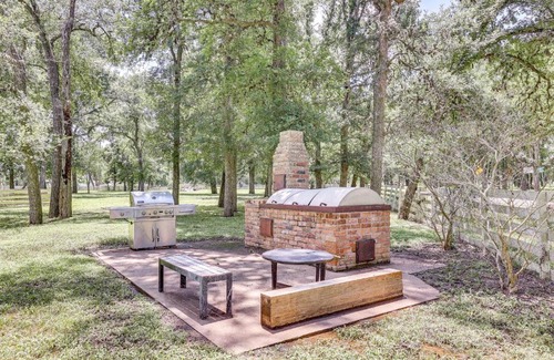 Simonton Casa | Bright Wallis Cottage with Pergola and Grill!