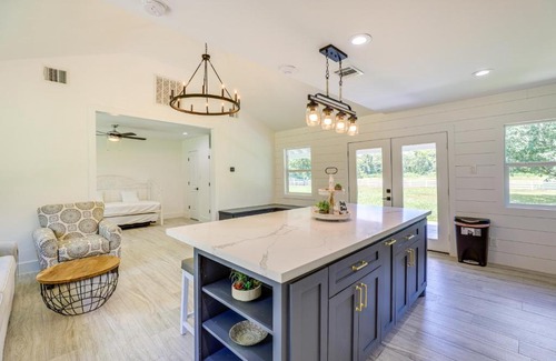 Simonton Casa | Bright Wallis Cottage with Pergola and Grill!