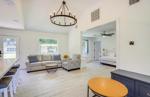 Simonton Casa | Bright Wallis Cottage with Pergola and Grill!