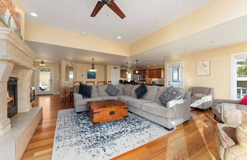 Wapato Point Casa | Bright Water Sunrise Home at Wapato Point Resort 5-bed Close to Sandy Beach/Pool