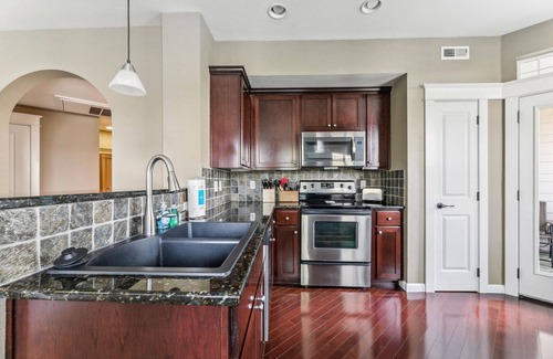 West Linn Casa | Bright West Linn 2BR w/ Free Parking & In-Unit W/D, by Blueground