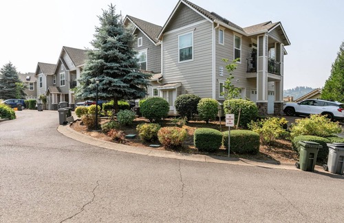 West Linn Casa | Bright West Linn 2BR w/ Free Parking & In-Unit W/D, by Blueground