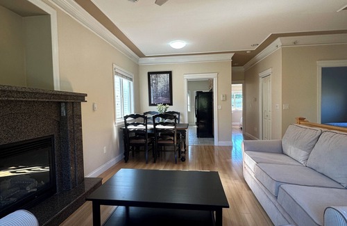Marpole Casa | Bright West Side Retreat 3BR Kitchen & Living