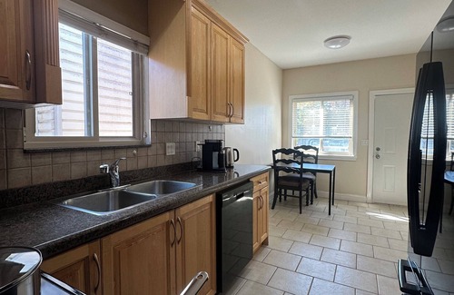 Marpole Casa | Bright West Side Retreat 3BR Kitchen & Living