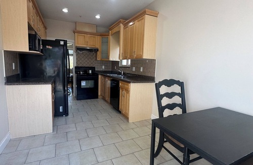 Marpole Casa | Bright West Side Retreat 3BR Kitchen & Living