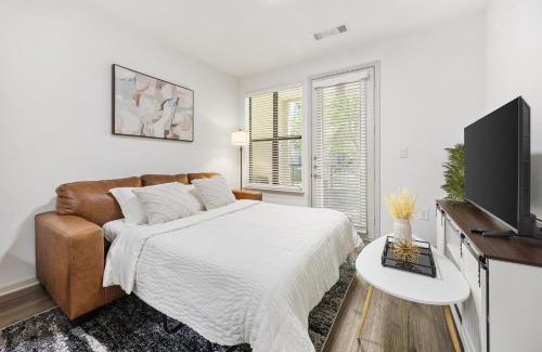 Frisco Apartamento | BrightHaven - 1BR with Pool, Gym, Parking and EvCharger