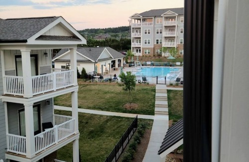 Greenville - Spartanburg Apartamento | Brightly Lit, Vaulted with Poolside and Mountain View. Minutes from Downtown