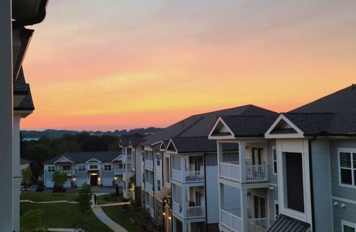 Greenville - Spartanburg Apartamento | Brightly Lit, Vaulted with Poolside and Mountain View. Minutes from Downtown
