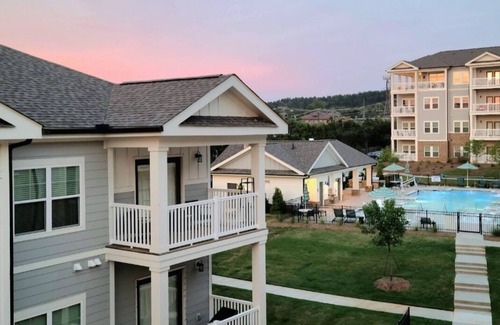 Greenville - Spartanburg Apartamento | Brightly Lit, Vaulted with Poolside and Mountain View. Minutes from Downtown