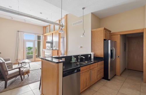 West Des Moines Apartamento | Brilliant Penthouse Loft Tall Ceilings & Elevator Walk to Entertainment!