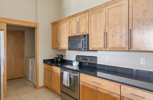 West Des Moines Apartamento | Brilliant Penthouse Loft Tall Ceilings & Elevator Walk to Entertainment!