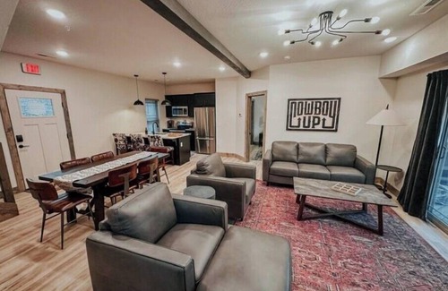 Hollister Cabina | Brim & Buckle Inn a cozy retreat