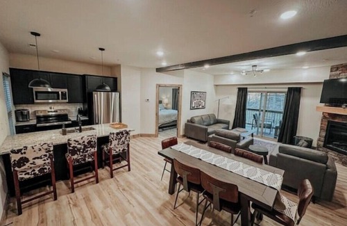 Hollister Cabina | Brim & Buckle Inn a cozy retreat