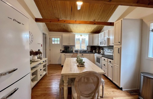 Brimfield Cabaña | Brimfield Bungalow by the lake close to Sturbridge