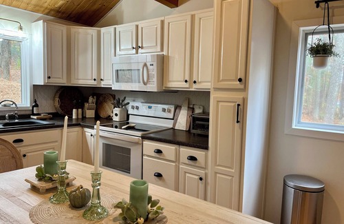 Brimfield Cabaña | Brimfield Bungalow by the lake close to Sturbridge