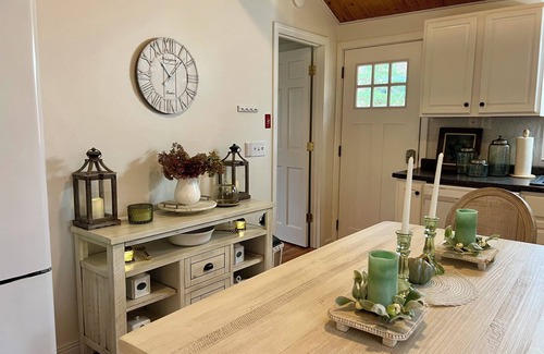 Brimfield Cabaña | Brimfield Bungalow by the lake close to Sturbridge