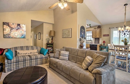 Burnsville Cabaña | Burnsville Cottage w / Deck y Blue Ridge Mtn vistas!