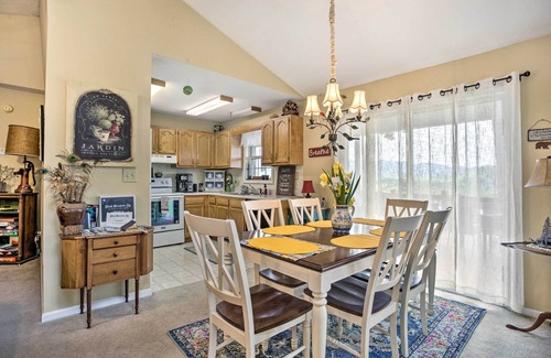 Burnsville Cabaña | Burnsville Cottage w / Deck y Blue Ridge Mtn vistas!