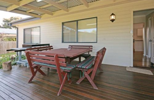 Burrill Lake Casa | Bring the Dog, Boat and Family - lakeside escape