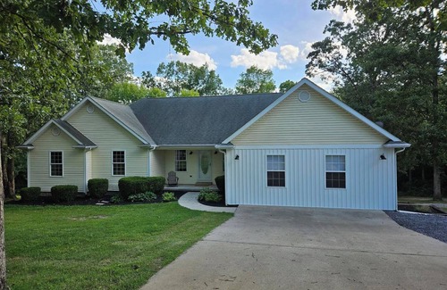 Gilbertsville Casa | Bring the whole family to this great place with lots of room and games for fun.