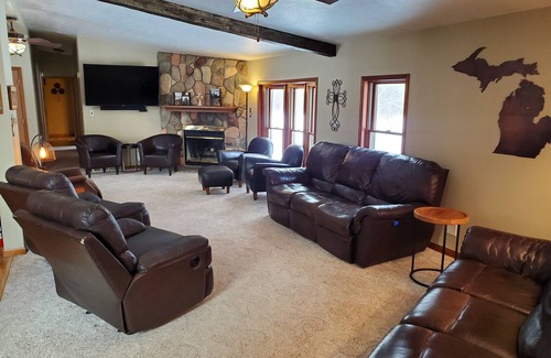 St. Helen Casa | Bring your large group, whole family, guys/girls weekend, family reunions, etc.