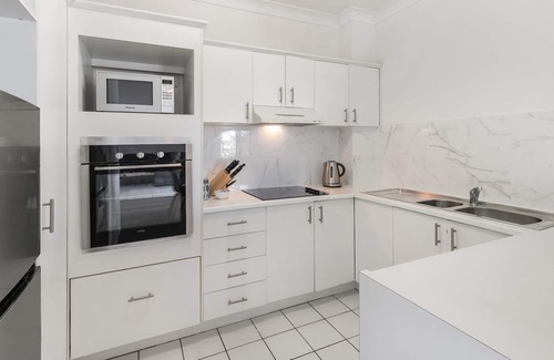 Indooroopilly Apartamento | Large and Airy Unit in Quiet Riverside Suburb
