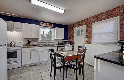 Bristol Casa | Bristol Music Cottage 3 Bedroom- Walk to State St
