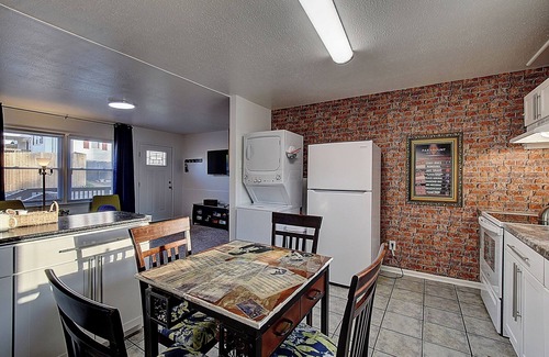 Bristol Casa | Bristol Music Cottage 3 Bedroom- Walk to State St