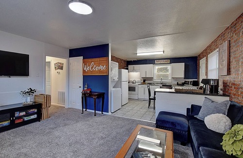 Bristol Casa | Bristol Music Cottage 3 Bedroom- Walk to State St