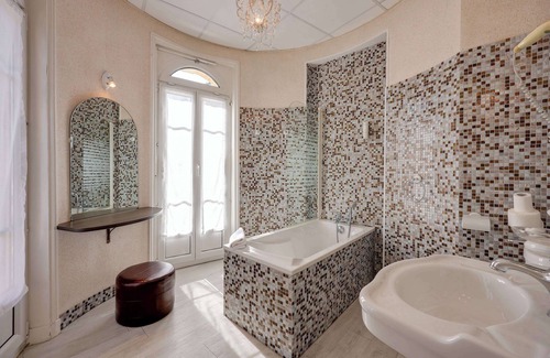 Bagnoles-de-l'Orne Hotel | BRIT HOTEL & SPA Le Roc au Chien