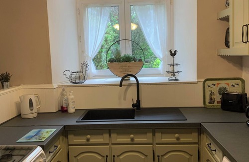 Plouguenast Cabaña | Brittany Cottage Sleeps 6. Heated Pool. Free Wifi. Satellite TV. Pet Friendly