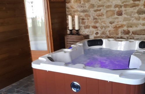 Lescouet-Gouarec Cabaña | Casa rural de vacaciones en Bretaña con bañera de hidromasaje y sauna