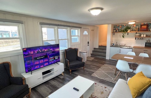 Warfleigh Casa | Broad Ripple Cottage-Cozy Riverfront 2 Bedroom - Minutes on foot to main strip!