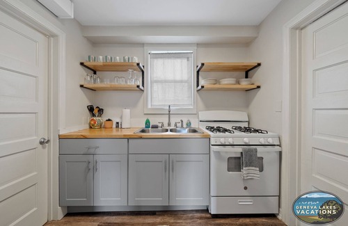 Lake Geneva Apartamento | Broad St Earth Suite |Amazing Location in the Heart of Town |Parking Available |King & Queen Bedroom