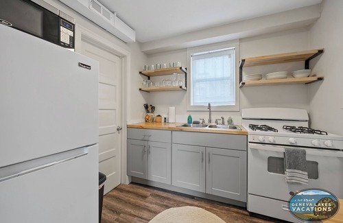 Lake Geneva Apartamento | Broad St Earth Suite |Amazing Location in the Heart of Town |Parking Available |King & Queen Bedroom