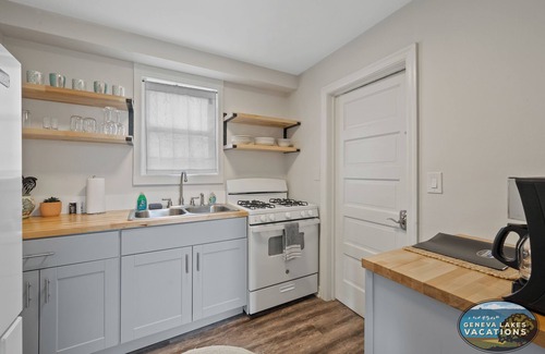 Lake Geneva Apartamento | Broad St Earth Suite |Amazing Location in the Heart of Town |Parking Available |King & Queen Bedroom