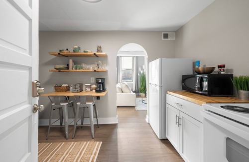 Lake Geneva Apartamento | Broad Street Suite 1 |Parking Available |Downton |Walkable |Above Restaurant | King & Queen Bedroom