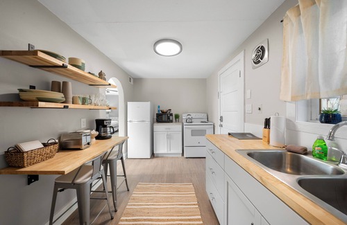 Lake Geneva Apartamento | Broad Street Suite 1 |Parking Available |Downton |Walkable |Above Restaurant | King & Queen Bedroom