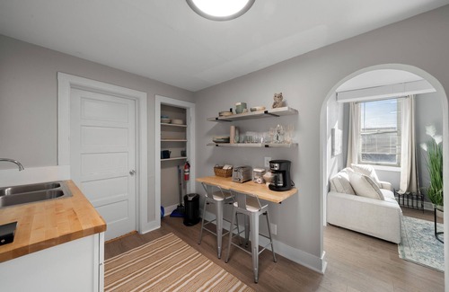 Lake Geneva Apartamento | Broad Street Suite 1 |Parking Available |Downton |Walkable |Above Restaurant | King & Queen Bedroom