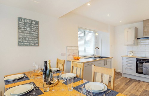 Brixham Cabina | Broadacre House is a 3 bedroom holiday home sleeping up to 8 people.