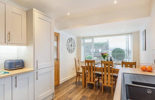 Brixham Cabina | Broadacre House is a 3 bedroom holiday home sleeping up to 8 people.