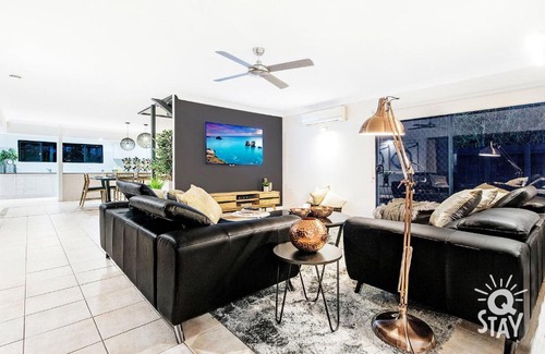 Broadbeach Waters Casa | Broadbeach Waters 7 Bedroom home with Pool - QSTAY