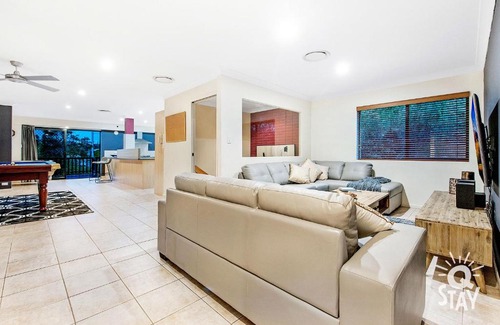 Broadbeach Waters Casa | Broadbeach Waters 7 Bedroom home with Pool - QSTAY