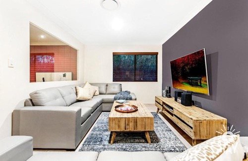Broadbeach Waters Casa | Broadbeach Waters 7 Bedroom home with Pool - QSTAY